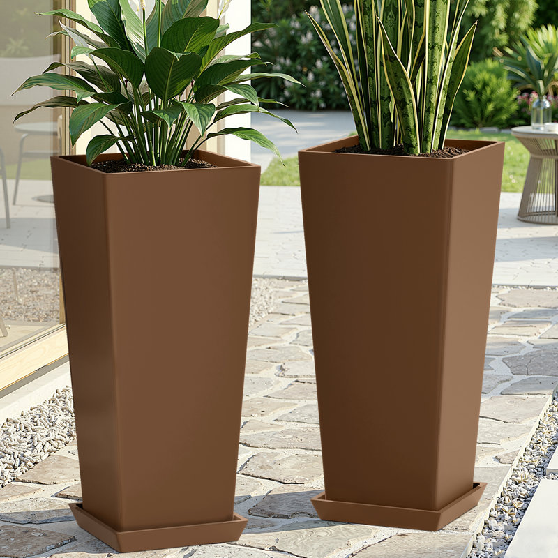 Grandes jardinières de 24 po de hauteur avec soucoupes Lenoris, pots de fleurs de sol robustes et grands, jardinières d'extérieur brunes pour balcon, patio et intérieur