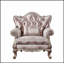 Fauteuil élégant en tissu fini champagne avec coussin inclus, idéal pour un confort luxueux et une décoration raffinée