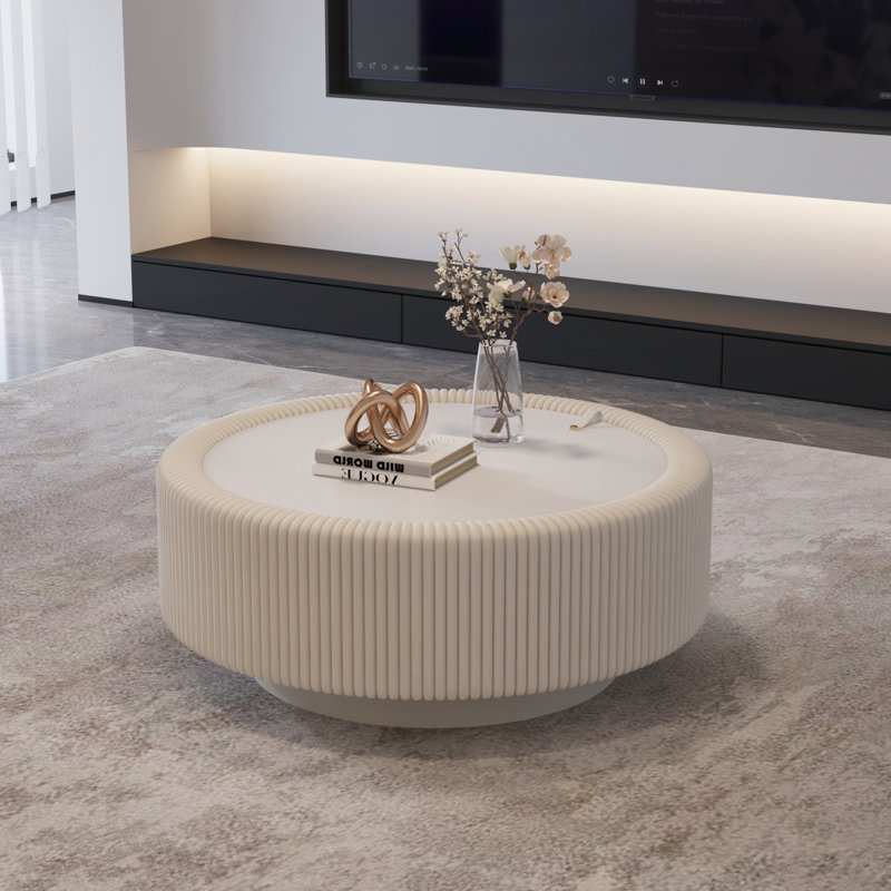 Table basse ronde cannelée Diane avec plateau en verre trempé, structure en similicuir et rangement caché, Blanc neige