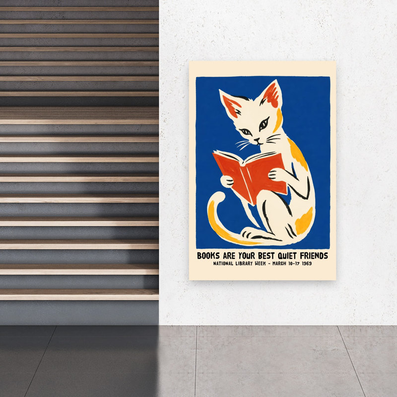Chat silencieux lisant un livre, style rétro vintage, avec une illustration murale représentant un chat et une architecture.