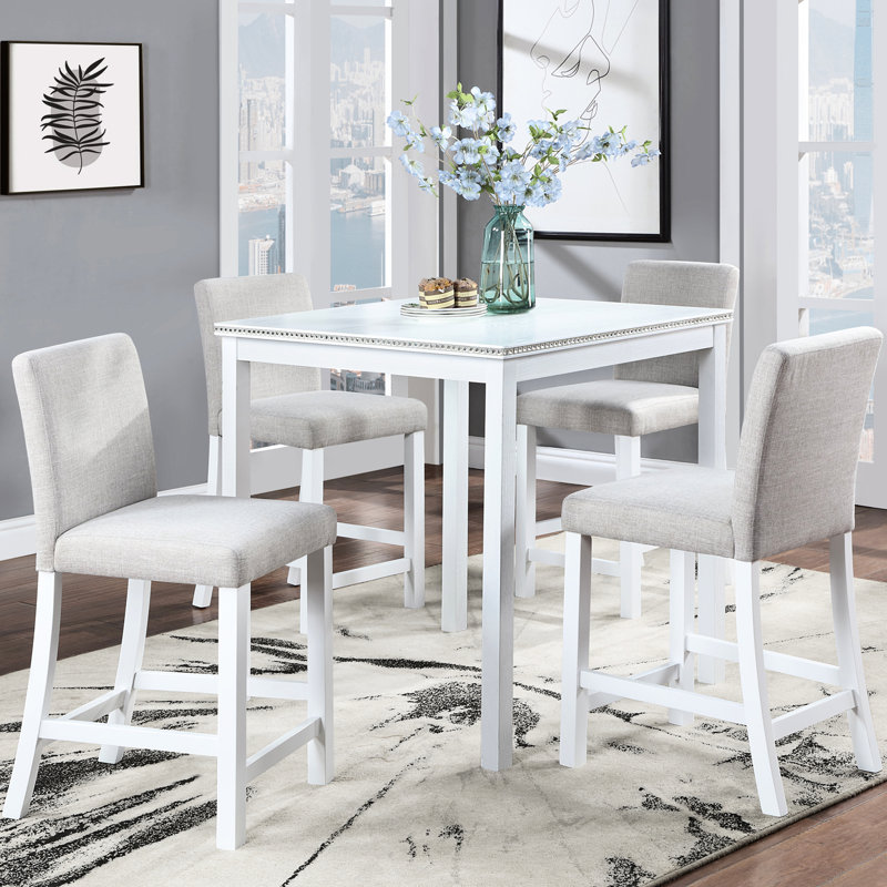 Ensemble de salle à manger 5 comptoirs de hauteur blanche. Table carrée avec ornements en cristal. Ensemble de chaises en bois massif et manufacturé de 5 pièces. Embellissement. Matériau