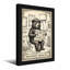 Bath & Laundry Bear lisant un journal dans une scène de salle de bain-885977264-885977265-885977261
