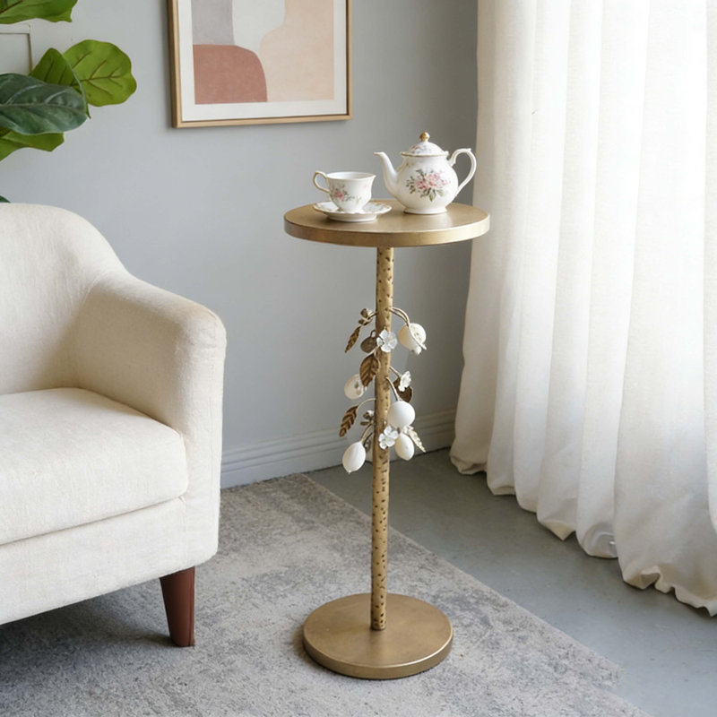 Table d'appoint ronde en fer avec accents floraux dorés et blancs et base en ciment