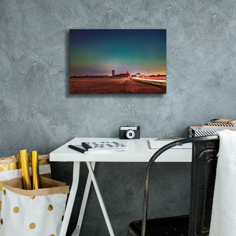  «Red Barn Under Aurora» par Epic Portfolio, art mural 18 po x 12 po, H 12 po x l 18 po