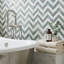 Carreau de mosaïque en marbre aiguisé à motif chevron vert sauge et blanc cristal 14,88 po x 12,72 po 