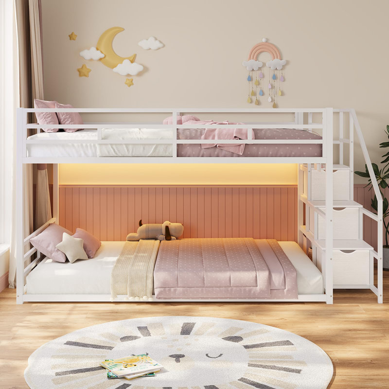 Lit superposé bas avec escalier de rangement, tiroirs et tablettes, lumières à DEL, prise de courant, garde-corps pleine longueur, pour les petits espaces