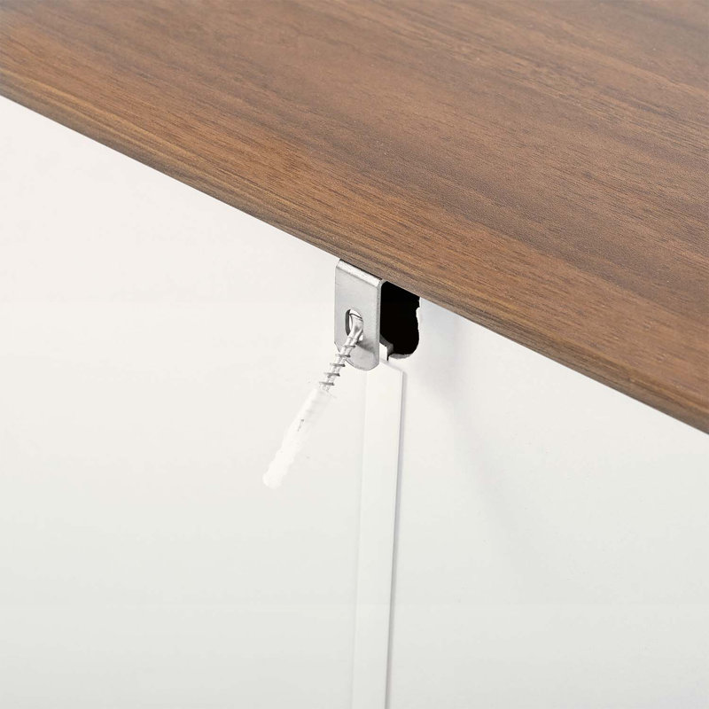 Commode pour la chambre à coucher avec 6 tiroirs spacieux, une surface supérieure large et des poignées en métal, pour un rangement organisé et un décor moderne.