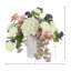 Dahlias et hortensias disposés dans un vase en céramique avec renoncule