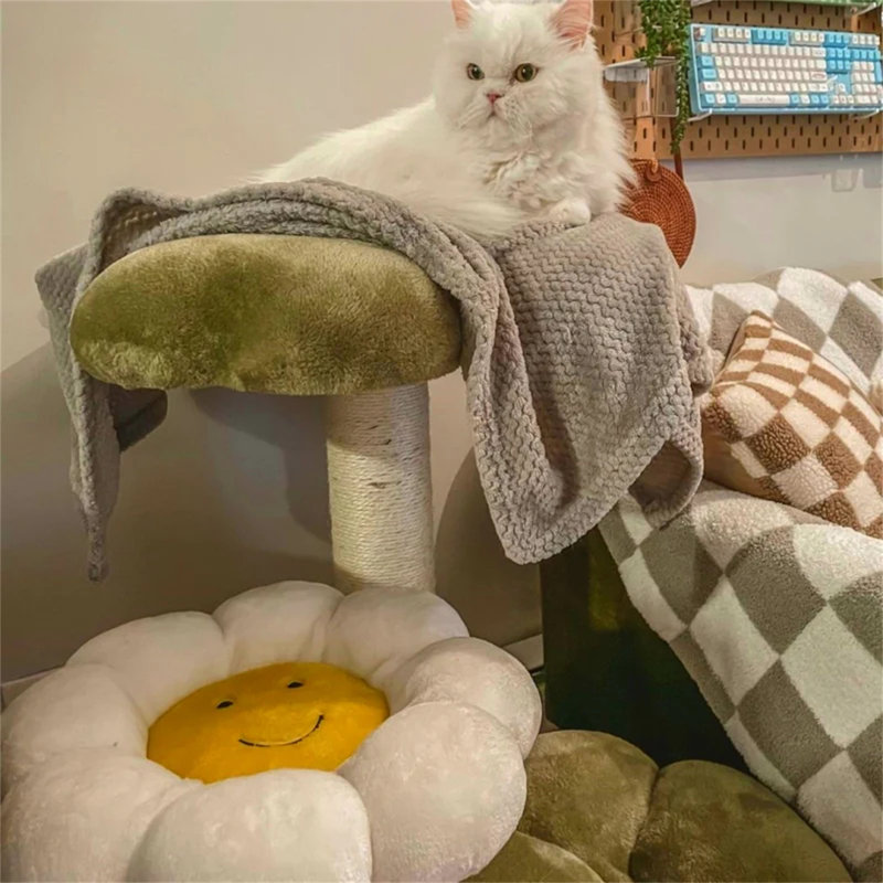 Emmrie Four Leaf Clover Cat Tree with Cat Scratching Posts, Flower-shaped Cat Tower for Indoors, Modern Cat Tree for Large Cats
