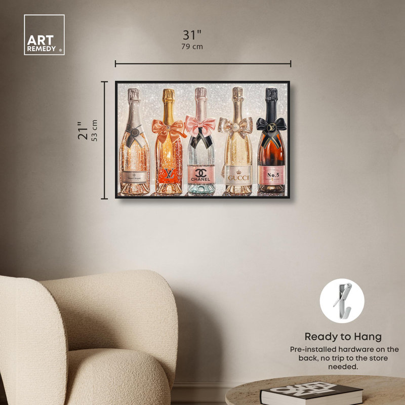 «Champagne Bottles Glitz» par Art Remedy, H 21 po x l 31 po, Cadre flottant, Doré