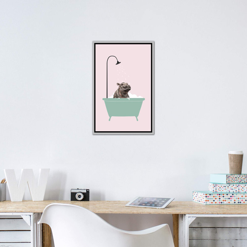 Hippopotame dans une baignoire, art encadré, Toile avec cadre argenté, H 40 po x l 26 po x P 1,5 po