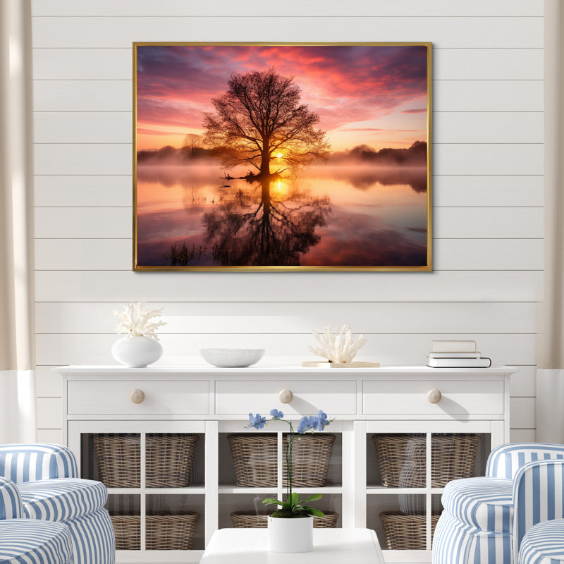Arbre majestueux au coucher du soleil sur le lac de montagne I - impression, H 24 po x l 32 po x P 1 po, Cadre flottant doré