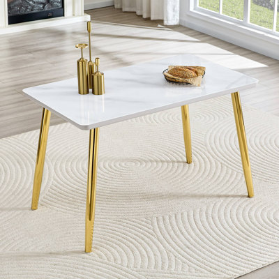 Table de salle à manger moderne et minimaliste, pour 4 à 6 personnes. Comptoir en verre trempé + panneau de fibres à densité moyenne inférieur, texture imitation marbre, pieds fuselés en métal. Convient aux restaurants minimalistes.