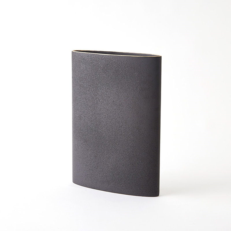 Vase Tuba noir avec rebord doré, H 16 po x l 12 po x P 3,25 po