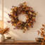 Couronne d'automne artificielle de 61 cm (24 po) avec feuillage d'eucalyptus varié, style rustique, idéale pour la porte d'entrée ou comme décoration murale saisonnière pour Thanksgiving.