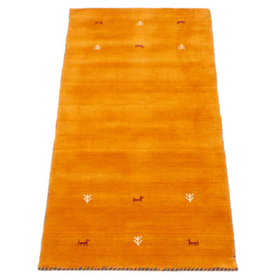 Les tapis Gabbeh sont fabriqués à la main avec des poils très hauts et des motifs très simples et stylisés.