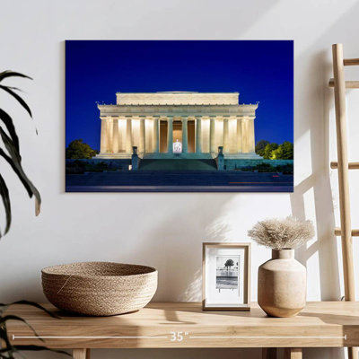 Lilie Lincoln Memorial In The Evening