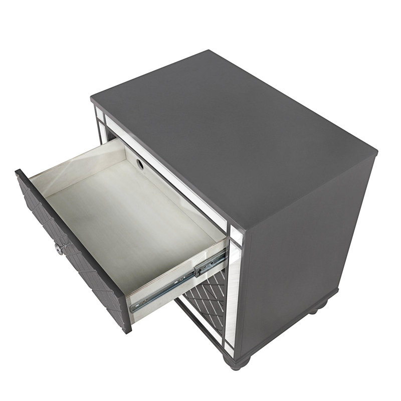 Table de chevet en bois gris foncé avec glissières de tiroir à roulement de qualité et accents élégants à l'avant