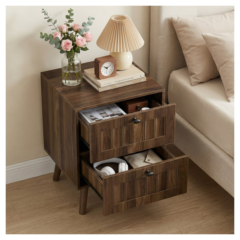 Ensemble de 2 tables de chevet de style Mid-Century moderne avec pieds en bois massif, tables de chevet à finition noyer avec 2 tiroirs et portes cannelées pour la chambre à coucher