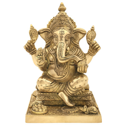 Figurine Modak mangeant le dieu Ganesha assis sur un piédestal