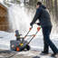 Souffleuse à neige sans fil 40 V de 45,7 cm (18 po) avec tarière en polyuréthane, moteur sans balais de 1 400 W, profondeur de déneigement de 30,5 cm (12 po), comprend deux batteries de 4,0 Ah et un chargeur rapide, portée maximale de 6,5 m (21,3 pi), goulotte rotative à 180 °, roues pour allée.