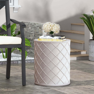 Élégante table d'appoint en béton légère avec motif en losange nautique, parfaite pour une utilisation intérieure et extérieure