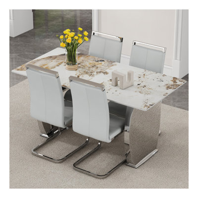 Ensemble de table et de chaises. Ensemble de table de salle à manger en pierre frittée à motif Pandora de 63 x 31,4 pouces - 4 chaises en polyuréthane gris clair avec pieds en métal argenté. Luxe moderne clair. Parfait pour la salle à manger, la sa