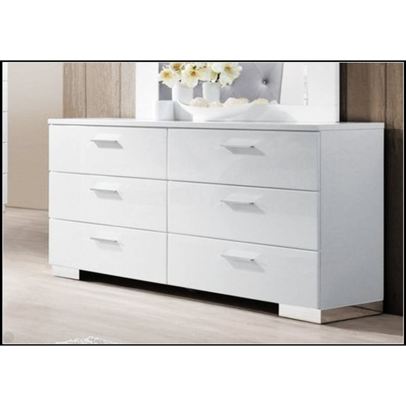 La commode blanche à 6 tiroirs Lorimar avec pieds chromés est parfaite pour les solutions de rangement contemporaines et élégantes.