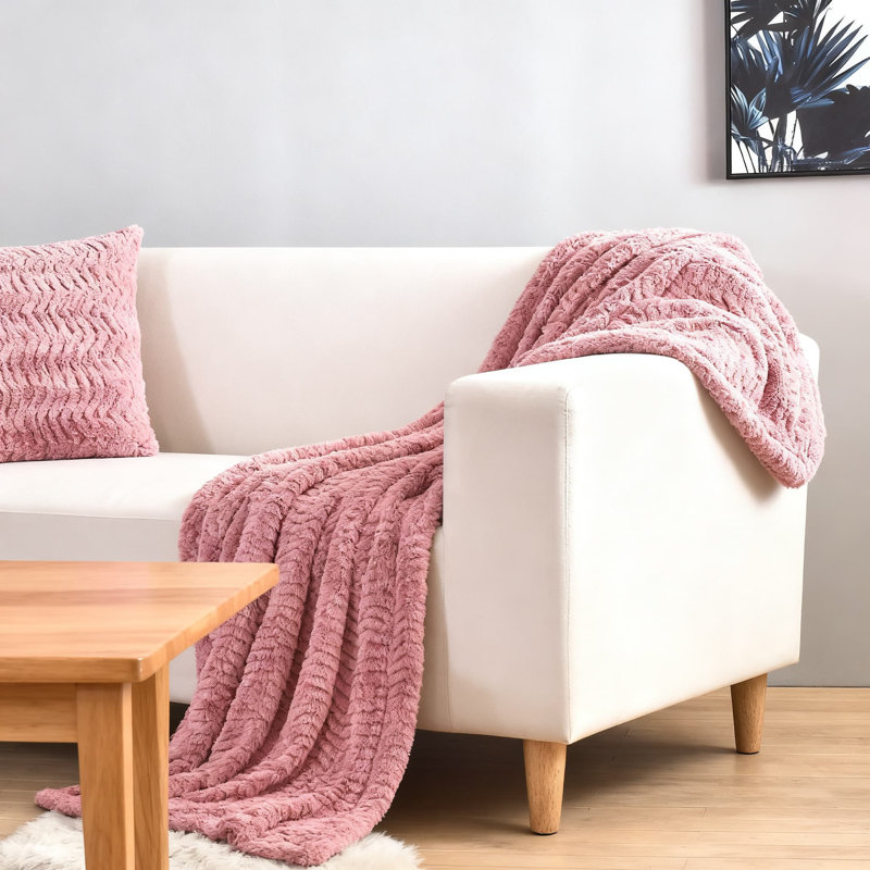 Conception ultra douce et moelleuse à 2 couches pour un maximum de chaleur et de confort, parfaite pour le lit, le canapé et la décoration intérieure