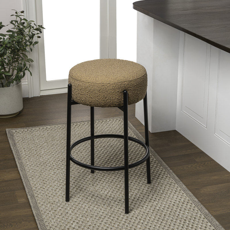 Tabouret de comptoir rond rond de 25,5 po Paola, siège brun bouclé et structure en métal noir pour îlot de cuisine ou bar personnel