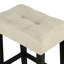 Table rustique 4 pièces - table brune, tabourets beiges, coussins de salle de réception