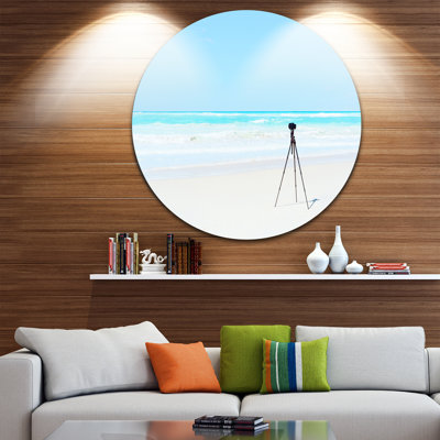 «Appareil photo numérique et trépied sur la plage», reproduction de photo sur métal
