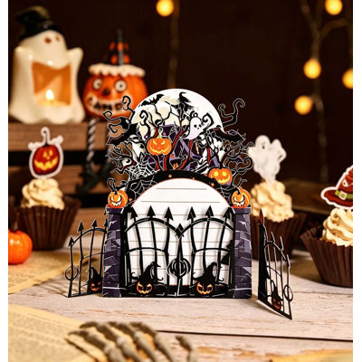 Carte de souhaits décorée pour l'Halloween avec une maison d'Halloween, des citrouilles et des fantômes