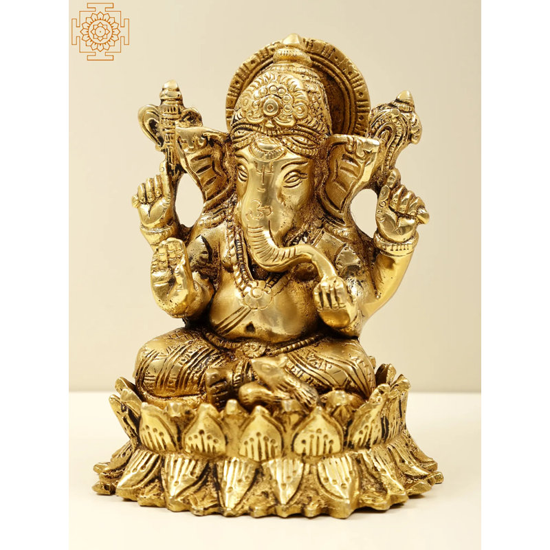 Petit dieu Ganesha assis sur un lotus