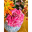Arrangement de fleurs artificielles dans un grand vase en céramique