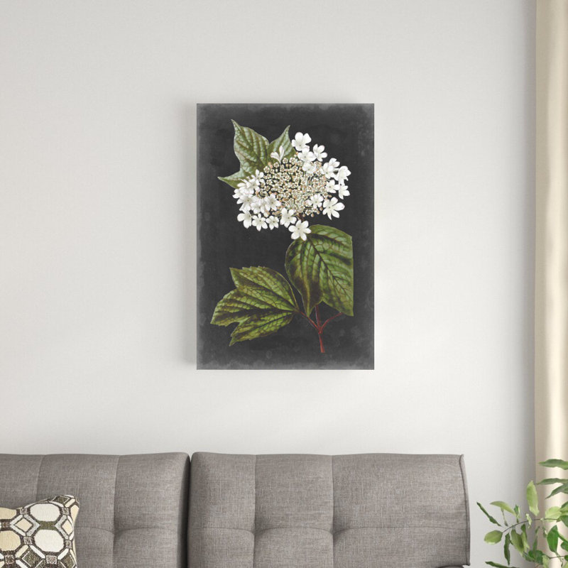 «Dramatic White Flowers III» par Vision Studio - peinture sur toile tendue, H 30 po x l 20 po