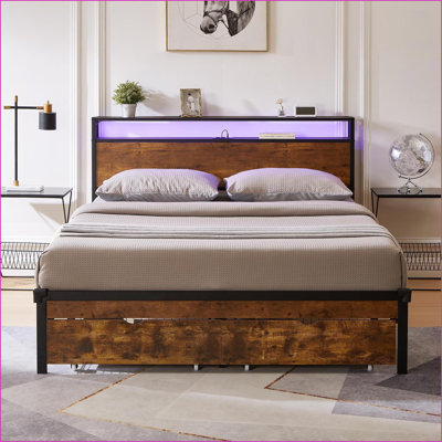Structure de lit plateforme en métal avec tête de lit en bois Hodnett - charge USB, lumières DEL, 2 tiroirs, aucun sommier nécessaire pour les chambres modernes