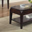 Table basse à finition noyer avec plateau