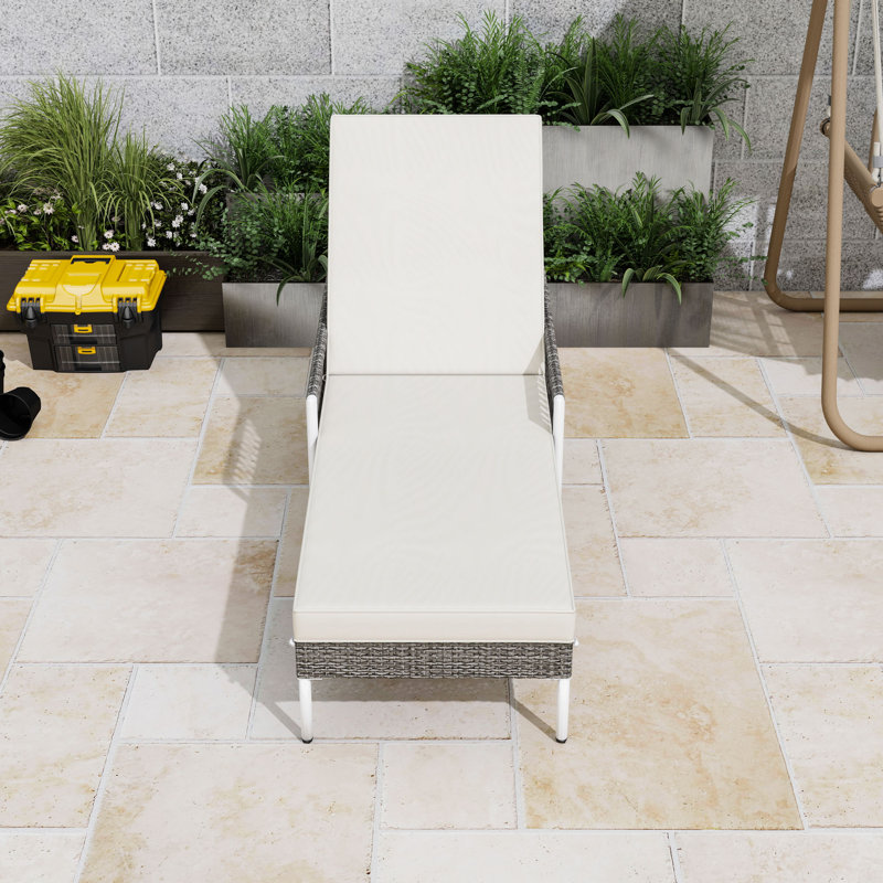 Chaise longue en rotin toutes saisons avec dossier réglable à 6 positions, coussins et structure en métal, Gray