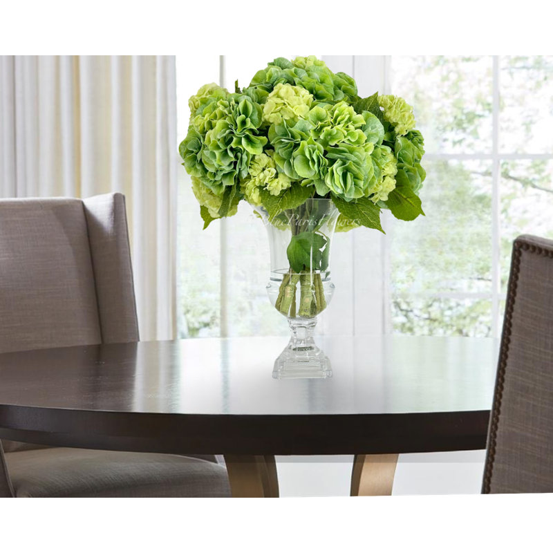 Grand hortensias verts dans un vase