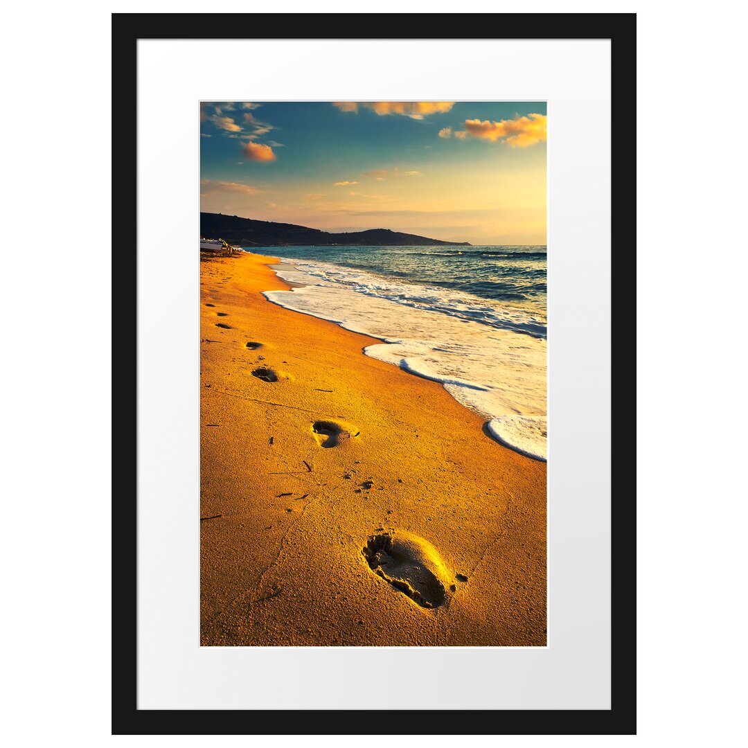 Gerahmtes Poster Fußabdrücke im Strand