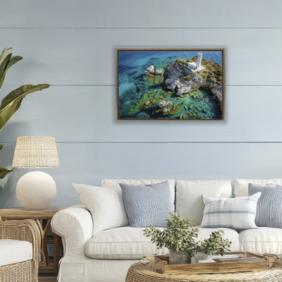 Phare avec cadre flottant de roches en bord de mer, design par Don Schwartz