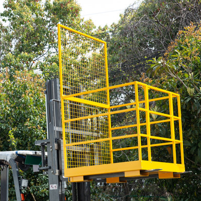 Panier de sécurité pour chariot élévateur 43 po x 45 po, plateforme de travail pliable d'une capacité de 1400 lb, cage pour homme avec verrou conforme à la norme OSHA, ceinture de sécurité, trous de bonde, roulettes et panier de rangement pour outils