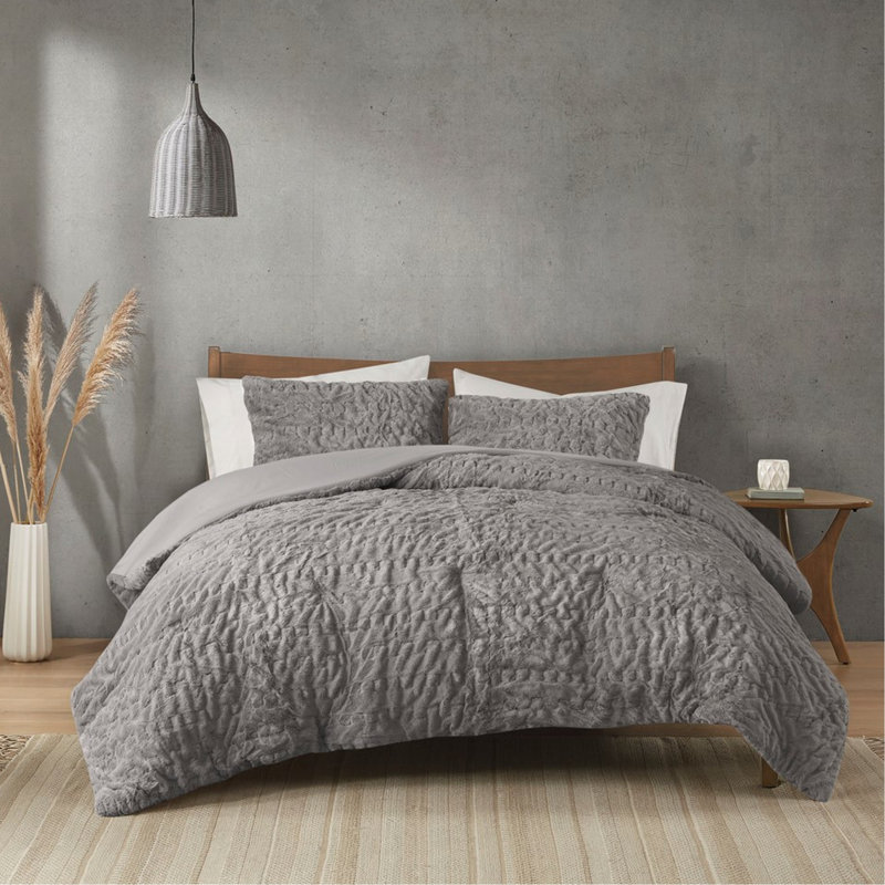 Édredon en fourrure grise avec 2 taies décoratives pour une chambre confortable