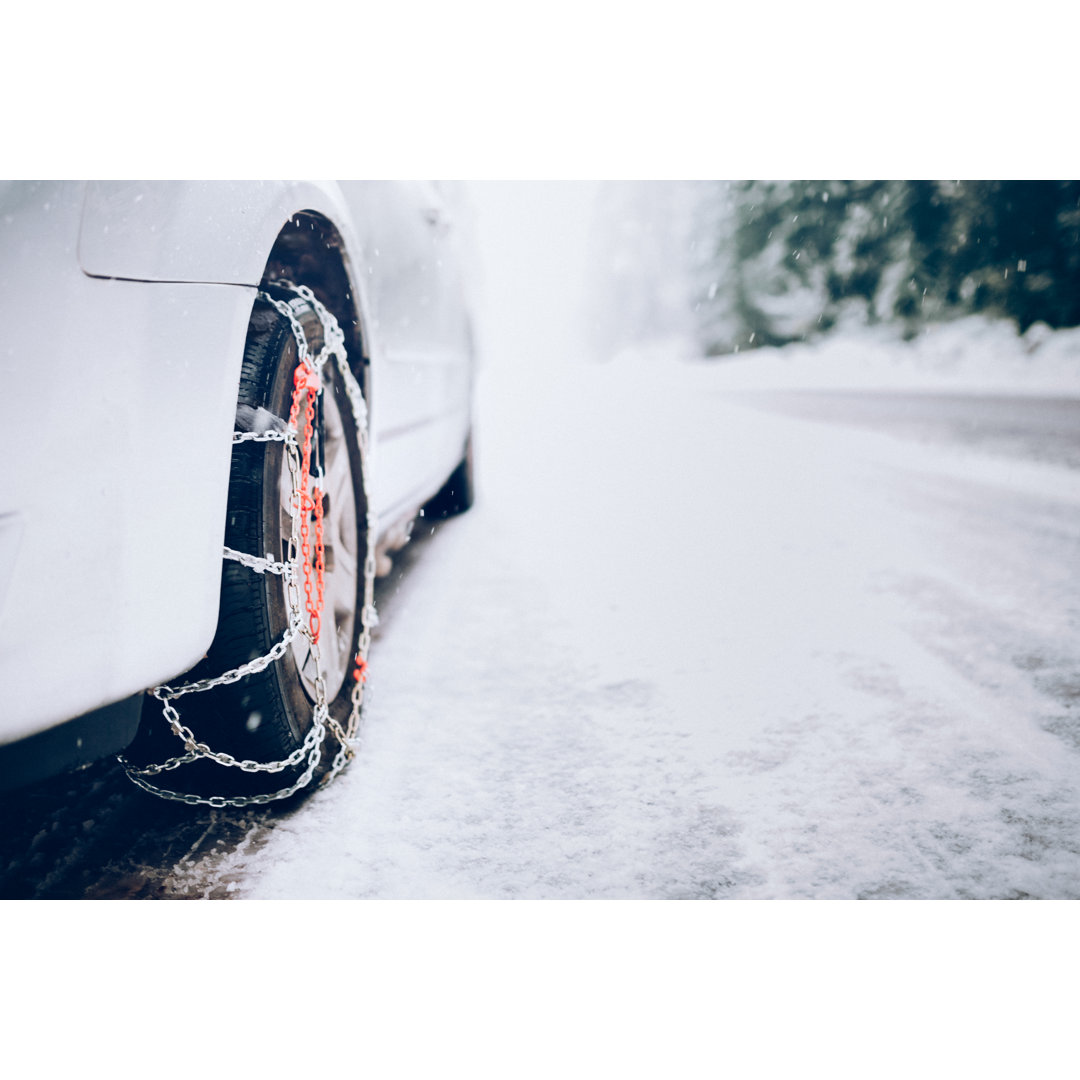 Auto mit Schnee von RyanJLane - Druck ohne Rahmen auf Leinwand