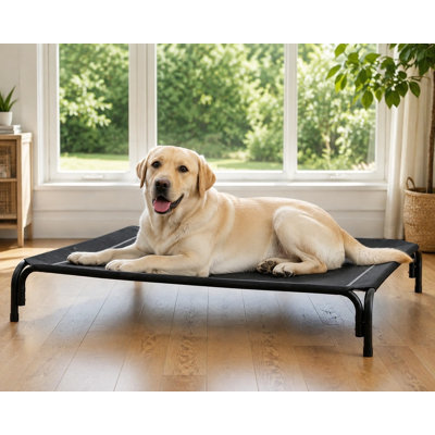 Lit noir surélevé de 43,3 pouces pour grands chiens, utilisant un cadre avec une maille respirante et lavable et des pieds antidérapants ; aucun outil n'est requis pour l'installation, et le lit convient également à une utilisation intérieure.