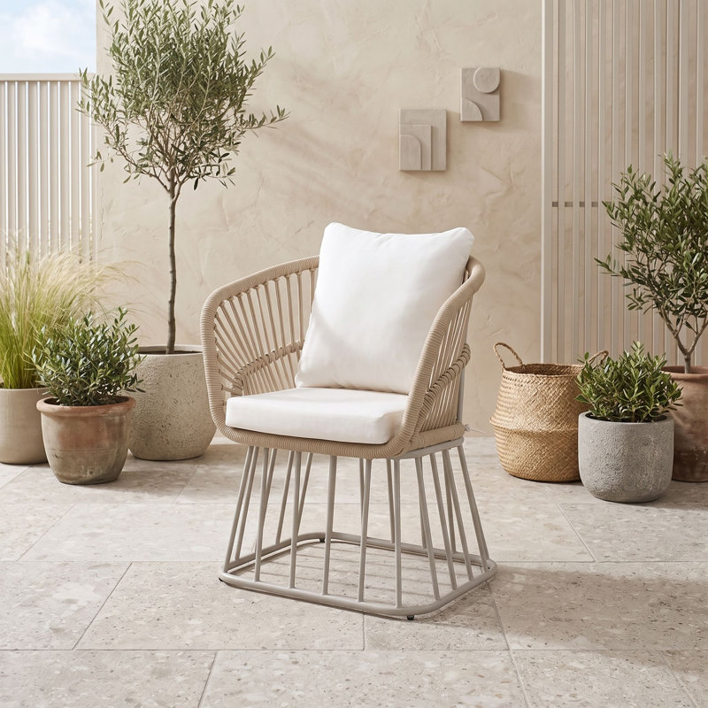 Chaise de patio d'extérieur en osier avec siège rembourré, dossier haut et structure en acier