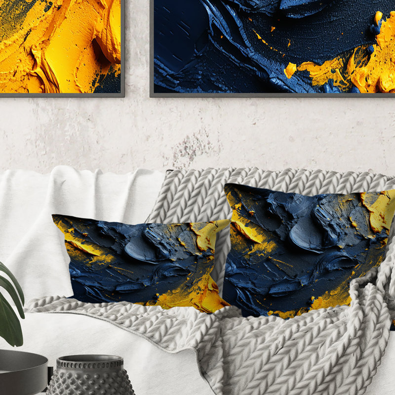 «Rough Love Slavic», peinture abstraite jaune bleu I - Coussin décoratif avec peinture abstraite