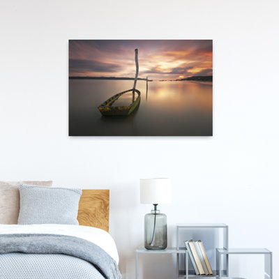 «Sunken Boat Sunset», art dramatique coloré, paysage paisible