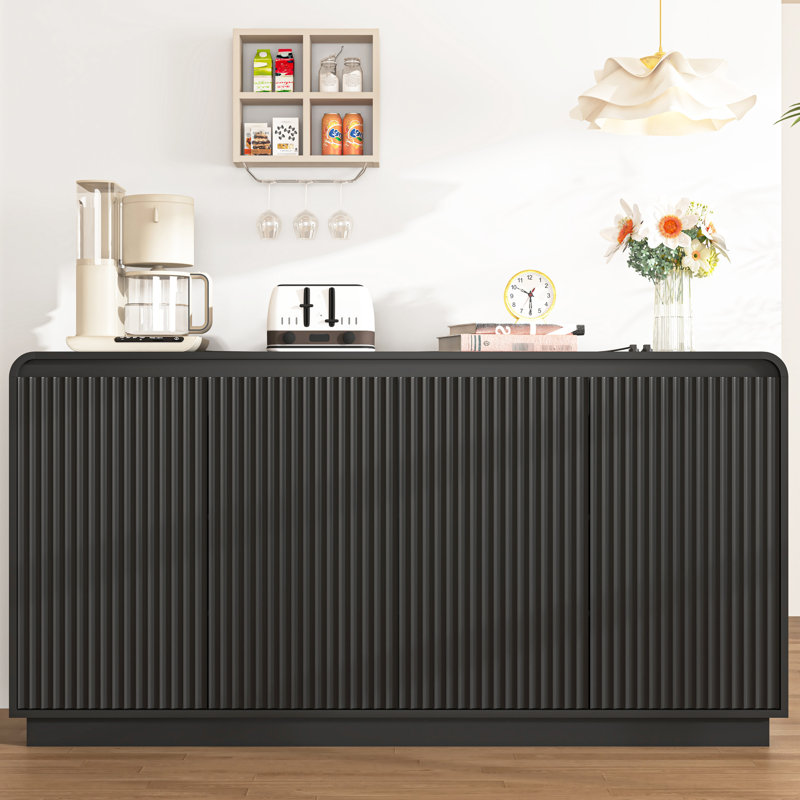 Meuble télé noir à 4 portes cannelées avec prise électrique, 3 rangements réglables en panneaux de particules, multifonctionnel pour les espaces multimédias familiaux, design ondulé sans poignées, meuble de rangement pour loisirs